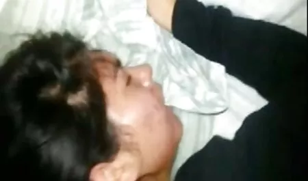 یوگی حیله گر یک خانم MILF را به رابطه فیلم سکس چک جنسی اغوا کرد.