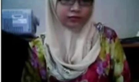 یک خروس عکس زن و شوهر سکسی را بین سینه دوست خود مالش دهید.