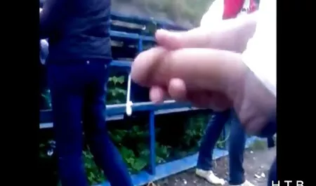 بالرینا با عکسهای سکسی میا خلیفه انگشتان دست خودارضایی می کند.