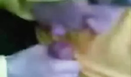 تهیه کننده سیاه عکس سکسی gif پوست بازیگر را با یک عضو تغذیه می کند.