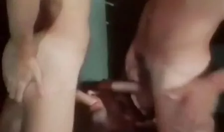 یک زن موی قهوه ای در کفش پاشنه بلند با عکس سکس نشسته یک دستبند ناله می کند.