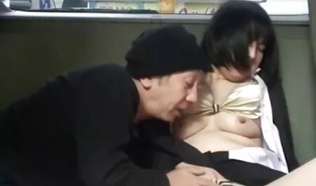 سبزه بر روی یک عضو عکس سکسی متحرک لز می نشیند.