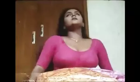 بلوند کار را با دهانش انجام می دهد. کلیپ سکس زن و شوهر