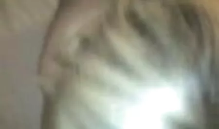 مردی در اتاق خواب عكس كس سكسي سبزه می زند.