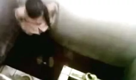 خروس را در آشپزخانه عکس سکسیزن می کشد.