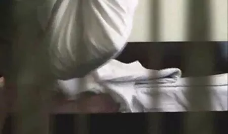 یک مرد سیاه با عکس سکسس یک خروس بزرگ گربه ای را پاره می کند.