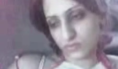 یک سیاه پوست که یک خروس بزرگ فیلم سکس با عروس دارد لمس می کند.
