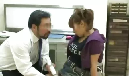 خروس سفید و سیاه به تصاویر سکسی زنان سبزه می رود.