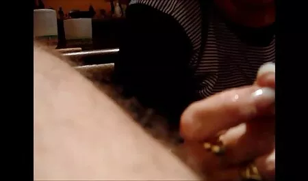 زن جوان با پروانه ای روی عکسهای سکسی جالب گربه اش لعنتی است.
