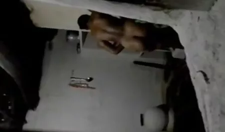 لوله کش یک بلوند را در حمام لگد عکس سکسی با جوراب شلواری می زند.