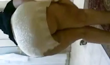 الا رز بر عکس سکس هات روی نیمکت برهنه می شود.