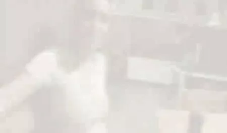 یک زن سیاهپوست تصاویر سکسی را سرکوب می کند.